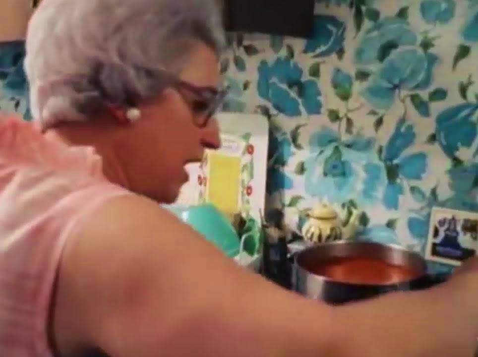 Catherine Scorsese preparando la salsa de tomates (Italianamerican).