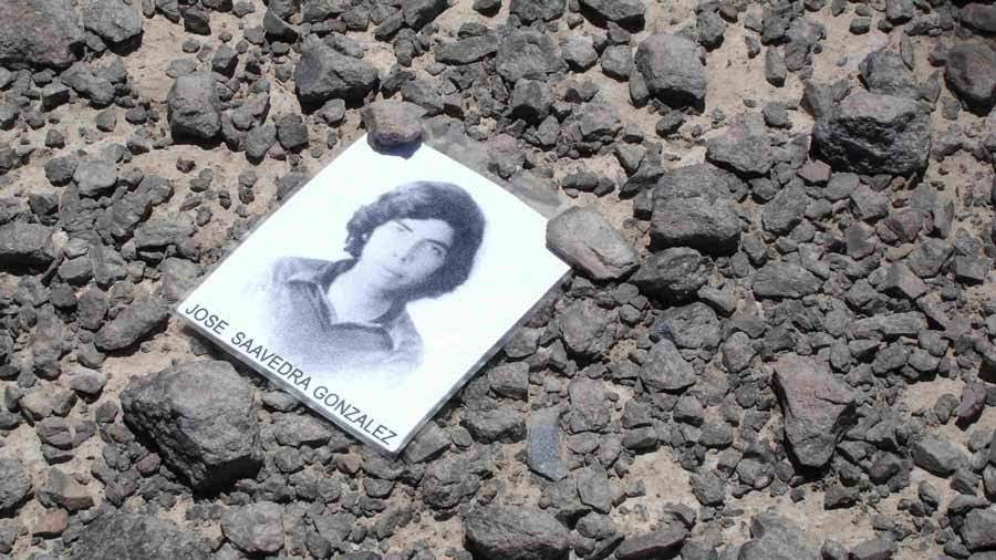 Encima del despejado cielo del Desierto de Atacama, los astros; debajo de él, en su árida tierra, mujeres aún buscan a sus familiares asesinados y desaparecidos por la dictadura cívico-militar | "Nostalgia de la Luz"