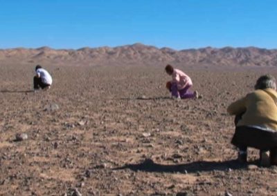 Mujeres buscando los restos de sus familiares detenidos desaparecidos en el Desierto de Atacama | "Nostalgia de la Luz"