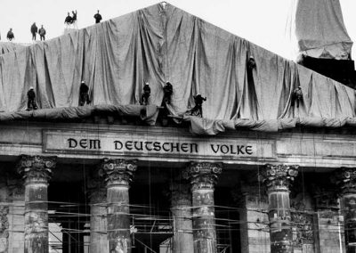 Instalación del Reichstag envuelto Berlin, 1995 | Foto: Wolfgang Volz. © 1995 Estate of Christo V. Javacheff