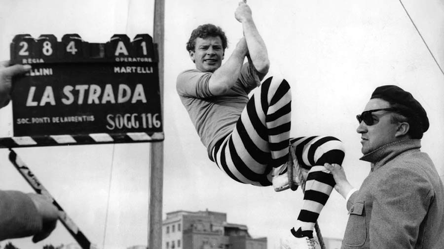 Fellini (a la derecha) filmando una escena con Richard Basehart | "La Strada"