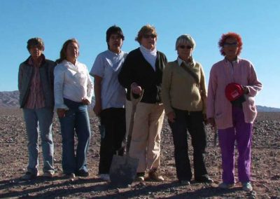 Mujeres familiares de Detenidos Desaparecidos que buscan restos de sus seres queridos en el Desierto de Atacama | "Nostalgia de la Luz"