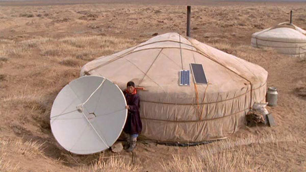 La intervención de la modernidad en las costumbres ancestrales representada en esta Yurta con antena satelital y los paneles solares | "La historia del camello que llora"