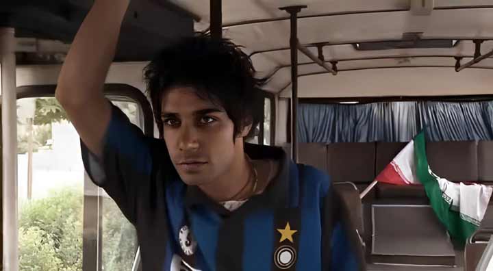 Tal como en occidente, uno de los chicos del bus usa una camiseta de un club extranjero (Inter de Milan). 